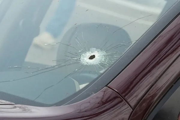 Кульовий отвір у лобовому склі автомобіля після смертельного застрелення водійки Рене Ніколь Гуд агентом Імміграційної та митної служби США (ICE) у Міннеаполісі, штат Міннесота, США, 7 січня 2026 року. REUTERS/Tim Evans