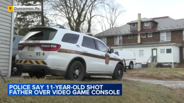 Знімок екрана поліцейської машини біля житлового будинку, взято з телевізійного репортажу