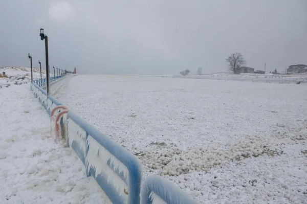Лід покриває русло річки Гранд у державному парку Гранд-Хейвен у Гранд-Хейвені, штат Мічиган. Понеділок, 19 січня 2026 року. (Джоел Бісселл/Kalamazoo Gazette через AP)
