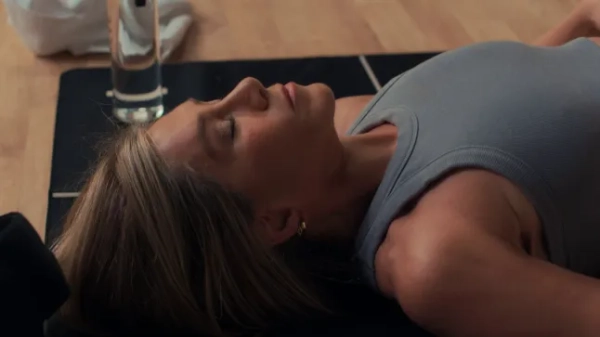 Для Дженніфер Еністон настав Новий рік, як у Еббі, і вона демонструє свій підтягнутий торс у спортивному спорядженні для фітнес-бренду Pvolve.