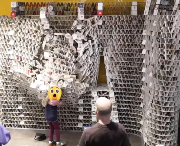 Історія з Jam Press (Вежа з пивних підставок). На фото: відеознімок, на якому видно момент, коли молода дівчина змушує вежу з пивних підставок Бенджаміна Клаппера драматично обвалитися. ВІДЕО: Момент, коли дівчина збиває вежу з пивних підставок, що потрапила до Книги рекордів Гіннеса, — зроблену з 63 000 підставок — на будівництво якої художник витратив МІСЯЦЬ. Молода дівчина зруйнувала гігантську вежу з пивних підставок, на будівництво якої художник витратив місяць. Вражаюча споруда, зроблена з 63 000 підставок для пива, була ретельно побудована Бенджаміном Клаппером. Він намагався встановити новий рекорд Гіннеса за допомогою вежі. Але його мрія зруйнувалася — разом з 60 000 пивних підставок. Однак 49-річний художник не звинувачував молоду дівчину. Вежа частково обвалилася під власною вагою безпосередньо перед завершенням будівництва, і гостей запросили пограти в «Пивний килимок Дженга» з рештою вежі. «Для мого проєкту «Всередині» я використав 63 000 підставок для пива», — розповів Бенджамін. Він розповів What's The Jam. «Його було подано до Книги рекордів Гіннеса як спробу встановити світовий рекорд. Я намагався побити існуючий рекорд у 70 000 пивних килимків та висоту 9,8 футів (3 м). На жаль, це не спрацювало, оскільки скульптура обвалилася під власною вагою за два дні до завершення, здавалося б, без будь-якої зовнішньої причини. Я працював над нею 28 днів, з 31 жовтня по 8 грудня минулого року. На завершення кожного рівня йшло близько чотирьох годин, і в середньому я будував один рівень на день. Отже, загалом я витратив близько 120 годин на будівництво скульптури». Бенджамін, родом з міста Пульгайм у Німеччині, побудував вежу в торговому центрі Rhein-Center у сусідньому Кельні. Самозайнятий медіаінженер сказав, що залишки скульптури були знесені 10 січня, і відео стало вірусним. Він пояснив: «Того дня я запросив своїх помічників по проекту пограти в «Пивний килимок Дженга». «Кожна людина по черзі знімала пивний килимок з конструкції, доки той не впав. Переможницею стала дочка одного з моїх помічників. «Вона з першої спроби збила «Inside», витягнувши той, що лежав горизонтально. Прямі трансляції, відео та фотографії будівництва та знесення зібрали мільйони переглядів у соціальних мережах». Він додав: «Реакції варіювалися від «Це ж ШІ!?» до «Як шкода, що не спрацювало?». Бенджамін, який керує медіакомпанією MuVi 3D GmbH, сказав, що почав будувати скульптури пивних підставок ще дитиною. «Поступово конструкції ставали все більшими й більшими», – пояснив він. «Я завершив свій перший великий проект 33 роки тому. Відтоді я будую великі скульптури пивних підставок кожні кілька років. І вони завжди створюються у громадських місцях. Це також моя головна мотивація для створення цих скульптур: глядачам не лише представляють готовий витвір мистецтва, вони також можуть спостерігати за процесом створення. «Серед виставкових майданчиків були кінотеатр-кінотеатр, художня галерея, дитячий садок та багато іншого. Моєю найвищою спорудою було «Місто колон» у 2002 році. «Найвища з 21 колони досягла висоти 10,2 фута (3,10 м)». Він додав: «Одного разу до мене підійшов восьмирічний хлопчик і попросив автограф. Звісно, я написав його для нього на пивному килимку!» КІНЕЦЬ ПРИМІТКИ РЕДАКТОРА: Ліцензія на використання відео: (НЕВИКЛЮЧНА) Ми отримали невиключну ліцензію від власника авторських прав. Копія ліцензії доступна за запитом. Обмеження відео: немає.