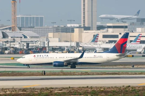 ЛОС-АНДЖЕЛЕС, КАЛІФОРНІЯ – 15 ВЕРЕСНЯ: Boeing 737-832 авіакомпанії Delta Airlines прибуває до міжнародного аеропорту Лос-Анджелеса 15 вересня 2020 року в Лос-Анджелесі, Каліфорнія. (Фото AaronP/Bauer-Griffin/GC Images)