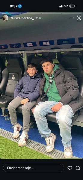 Шестирічна дівчинка залишилася сиротою внаслідок аварії швидкісного поїзда в Іспанії, в якій, як відомо, загинуло щонайменше 39 людей на борту двох поїздів. Родина та друзі звернулися сьогодні з проханням допомогти зниклим батькам, брату та двоюрідному брату дівчинки, побоюючись їхньої загибелі в аварії. Мер міста раніше заявив, що брата дівчинки знайшли в лікарні. Але сьогодні вдень Хосе Карлос Ернандес Казіно, мер Пунта-Умбрії поблизу Уельви, куди прямував поїзд, підтвердив його смерть, а також смерть їхніх батьків та двоюрідного брата. Подружжя назвали Хосе Саморано та власницю магазину Крістіну Альварес. Їхнього 12-річного сина звали Пепе Саморано, а двоюрідного брата – Фелікс Саморано.