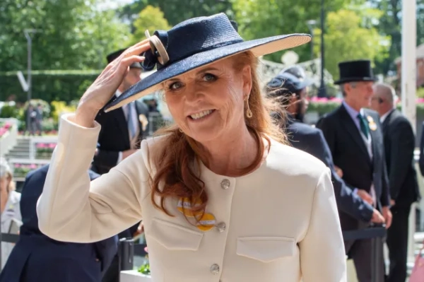 Обов'язкове посилання: Фото Морін Маклін/Shutterstock (15623383c) ФОТО З ФАЙЛУ. 27 жовтня 2025 року. Сара Фергсон (на фото) та її колишній чоловік принц Ендрю, як повідомляється, залишають свій дім, Королівську ложу, через зв'язки принца Ендрю з Джеффрі Епштейном. Сара Фергюсон, герцогиня Йоркська, відвідує другий день Королівського іподрому Аскота на іподромі Аскота в Беркширі. Сара Фергюсон, герцогиня Йоркська, відвідує другий день Королівського іподрому Аскота 2024 року, Аскот, Беркшир, Велика Британія - 19 червня 2024 року
