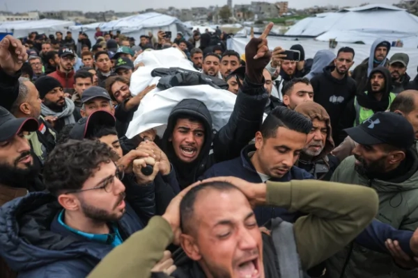 ТОП-КАДЕР - Члени родини та колеги несуть тіло одного з палестинських журналістів, загиблих внаслідок ізраїльського удару під час похоронної процесії в Хан-Юнісі, на півдні сектора Газа, 22 січня 2026 року. 21 січня в Газі внаслідок ізраїльського авіаудару загинув фрілансер AFP та ще два журналісти, повідомило агентство цивільної оборони території, тоді як військові заявили, що завдали удару по