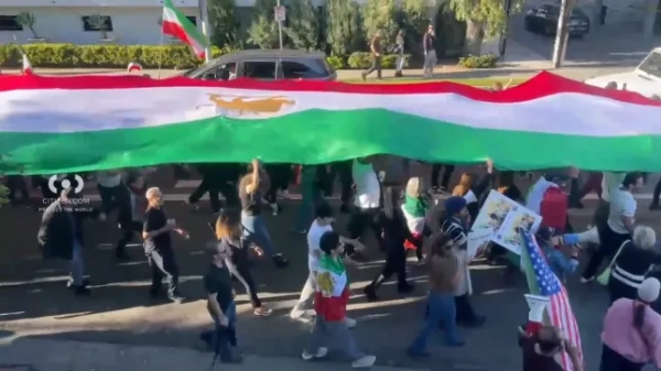 Вантажівка UHAUL з перекинутим набік плакатом проти зміни режиму в Ірані щойно проїхала мітинг за свободу Ірану в Лос-Анджелесі. Радіостанція показує, що поліція викликає підкріплення, вантажівку оточено.