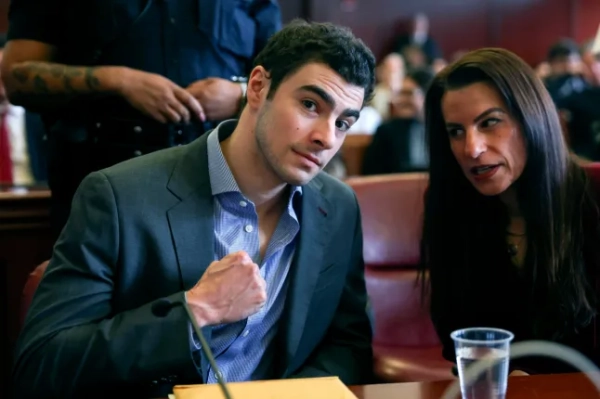 НЬЮ-ЙОРК, НЬЮ-ЙОРК – 8 ГРУДНЯ: Луїджі Манджоне (ліворуч) з'являється разом зі своїми адвокатами на слуханні щодо виключення доказів у справі про вбивство генерального директора UnitedHealthcare Брайана Томпсона в Мангеттенському кримінальному суді 8 грудня 2025 року в Нью-Йорку. Адвокати Манджоне стверджуватимуть, що докази будуть вилучені, оскільки поліцейські нібито не ознайомили Манджоне з його правами Міранди та не мали належного ордера, коли обшукували його рюкзак у McDonald's у Пенсільванії минулого грудня. Його звинувачують у смертельному пораненні генерального директора UnitedHealthcare Брайана Томпсона, і йому висунуто звинувачення у вбивстві на рівні штату та федеральному рівні. (Фото Сари Єнесель - Pool/Getty Images) *** BESTPIX ***