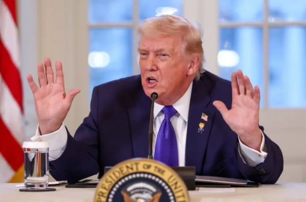 Президент США Дональд Трамп жестикулює під час зустрічі з керівниками нафтової промисловості у Білому домі у Вашингтоні, округ Колумбія, США, 9 січня 2026 року. REUTERS/Kevin Lamarque