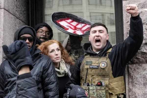 Антиісламський праворадикальний інфлюенсер Джейк Ленг реагує під час свого «Маршу проти шахрайства в Міннесоті», який він розпочав на тлі звинувачень у шахрайстві серед великої сомалійсько-американської громади штату, у Міннеаполісі, штат Міннесота, США, 17 січня 2026 року. REUTERS/Tim Evans TPX IMAGES OF THE DAY