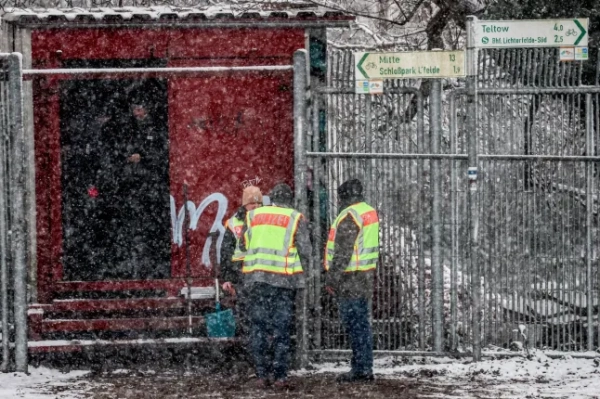 Поліцейські оглядають систему розподілу електроенергії поблизу теплоелектростанції «Ліхтерфельде», яка відповідає за постачання електроенергії та міського тепла до південно-західного Берліна, Німеччина, 3 січня 2026 року.