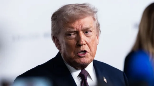 Президент США Дональд Трамп із злегка відкритим ротом