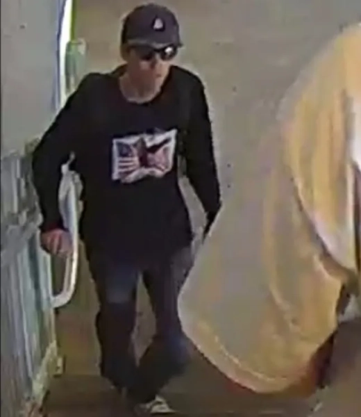 Обов'язкове посилання: Фото ФБР Солт-Лейк-Сіті/ZUMA Press Wire/Shutterstock (15482381c) Бюро ФБР у Солт-Лейк-Сіті опублікувало на X фотографії «особи, що підозрюється у зв'язку зі смертельними стріляниною у Чарлі Кірка в Університеті долини Юта» та попросило громадськість допомогти в його ідентифікації. На зображеннях зображено, мабуть, молодого чоловіка в темному одязі, зокрема в сорочці з зображенням, схожим на американський прапор. Він носить темні сонцезахисні окуляри та капелюх. Правий політичний активіст Чарлі Кірк був застрелений на заході в Університеті долини Юта в Оремі, штат Юта, у середу під час сесії запитань та відповідей зі студентами. Стрілець досі перебуває на волі. Вбивця Чарлі Кірка: Місце розслідування ФБР, Солт-Лейк-Сіті, Юта, США - 11 вересня 2025 року