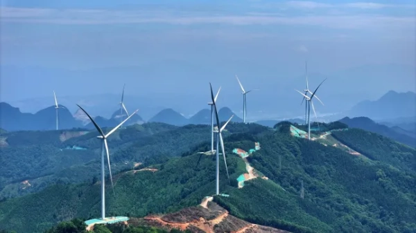 Обов'язкове посилання: Фото Costfoto/NurPhoto/Shutterstock (15344121j) Вітрова електростанція в місті Лючжоу, Гуансі, Китай, 4 червня 2025 року. Вітрова та сонячна енергія перевершують теплову енергію в Китаї, Лючжоу - 04 червня 2025 року