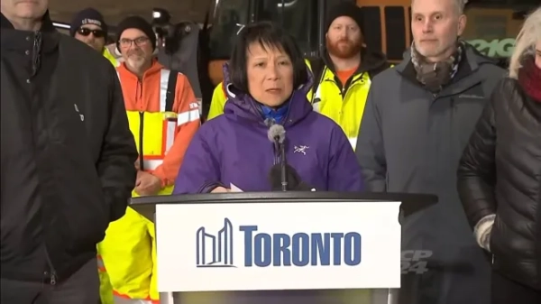 15501679 Мер Торонто Олівія Чоу висміяла її після того, як 26 червня 2026 року вона зробила ДУЖЕ прикрішу помилку, описуючи історичну снігову бурю в прямому ефірі на телебаченні. Посилання - https://www.youtube.com/watch?v=PmLgSbJvp5g Посилання - https://x.com/6ixbuzztv/status/2015974940869038483 Посилання - https://www.instagram.com/p/DT_Z28ukisX/