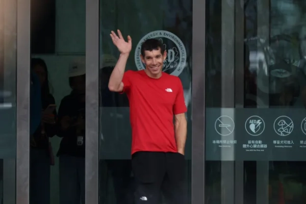 epa12678697 Американський скелелаз Алекс Хоннольд махає рукою своїм уболівальникам перед спробою піднятися на хмарочос Тайбей 101 у Тайбеї, Тайвань, 25 січня 2026 року. EPA/RITCHI B. TONGO