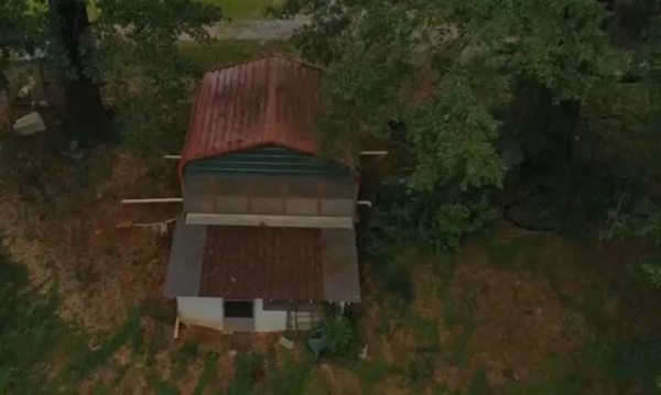 Мерзенна пара з Міссурі нібито замкнула наляканих підлітків у курнику, змусила їх битися один з одним і стріляла в них з пневматичної зброї. А після років жахливого насильства їхня мати нібито проміняла опіку над недоїданими жертвами на мобільний телефон. Шантель Гейфорд та Джеррі Меніс були заарештовані на початку цього місяця після того, що поліція описала як жорстоке нехтування дітьми та жорстоке поводження, яке 13- та 14-річні підлітки терпіли щонайменше два роки.