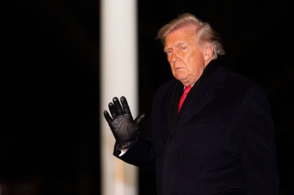 Обов'язкове посилання: Фото Аарона Шварца - Pool через CNP/Shutterstock (16376881e) Президент Сполучених Штатів Дональд Дж. Трамп махає рукою, прибуваючи до Білого дому у Вашингтоні, округ Колумбія, США. Дональд Трамп повертається до Білого дому, Вашингтон, округ Колумбія, США - 20 січня 2026 року