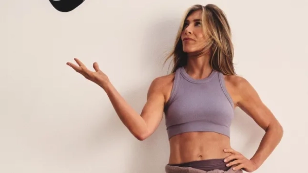 Для Дженніфер Еністон це Новий рік, як у Еббі, і вона демонструє свій підтягнутий торс у спортивному спорядженні для фітнес-бренду Pvolve. Фото: Зої Гроссман від імені Pvolve.