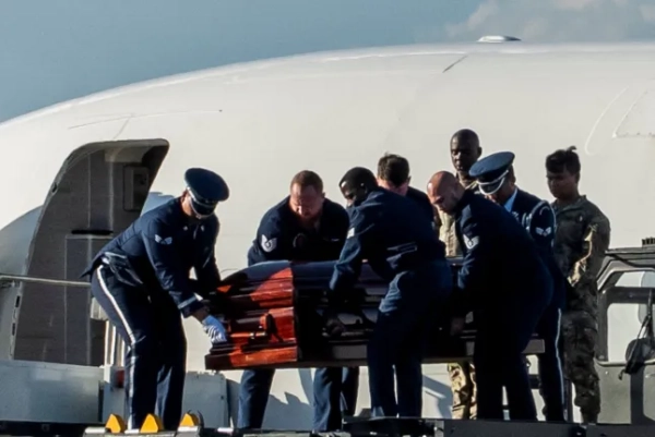 Тіло вбитого консервативного активіста Чарлі Кірка несуть з борту літака Air Force Two у супроводі віце-президента США Джей Ді Венса (на фото немає) під час посадки літака в аеропорту Фінікса, штат Аризона, США, 11 вересня 2025 року, через день після того, як Кірка було смертельно поранено під час заходу в Університеті долини Юти. REUTERS/Thomas Machowicz