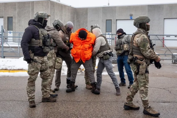 У четвер, 8 січня 2026 року, біля федеральної будівлі єпископа Генрі Віппла в Міннеаполісі, штат Міннесота, затримано особу після зіткнення федеральних агентів та поліції з протестувальниками. (Крістофер Кацаров/The Canadian Press via AP)