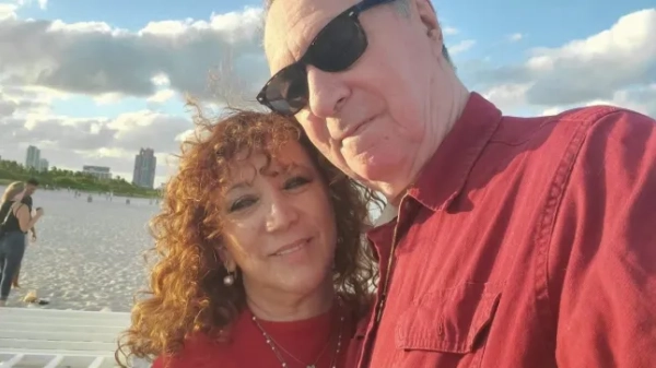 Селфі літньої пари на тлі блакитного неба та хмар