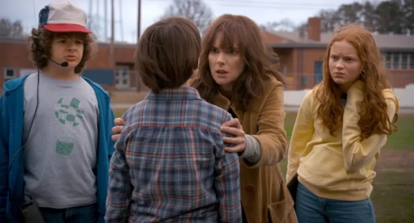 Мерчендайзинг заборонено. Тільки для редакційного використання. Використання обкладинки книги заборонено. Обов'язкове посилання: Фото Netflix/Everett/Shutterstock (14377401r) ДІЙСНІ ДІЇ, зліва направо: Ґейтен Матараццо, Ноа Шнапп (спиною до камери), Вінона Райдер, Седі Сінк (2 сезон, вийшов 27 жовтня 2017 року). ?Netflix/corutesy Колекція Еверетта ДІЇ - 27 жовтня 2017 року