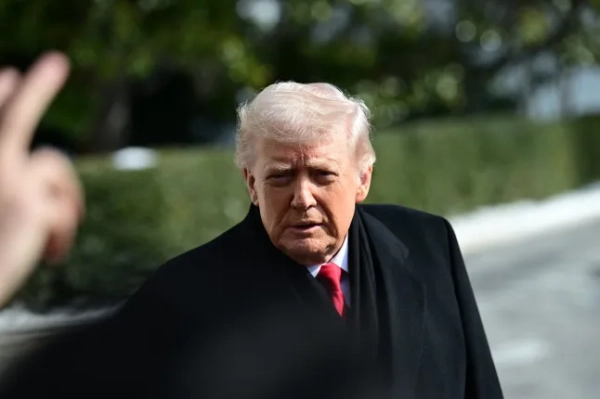 ВАШИНГТОН, ОКРУГ КОЛУМБІЯ, США – 27 СІЧНЯ: Президент Сполучених Штатів Дональд Трамп спілкується з журналістами перед від'їздом з Білого дому у Вашингтоні, округ Колумбія, США, 27 січня 2026 року. Президент Трамп розповів про стрілянину в Алекса Претті в Міннеаполісі, свою поїздку до Айови та інші новини дня. (Фото Кайла Мацци/Anadolu via Getty Images)