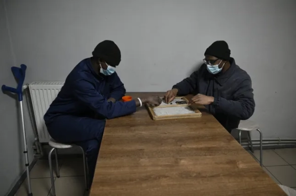 Громадяни африканських країн сидять у спеціально відведеній секції, де утримуються іноземні бійці, захоплені під час служби в лавах російських військ на українському фронті, у центрі утримання російських військовополонених на заході України 26 листопада 2025 року на тлі російського вторгнення в Україну. З моменту вторгнення Росії в Україну у 2022 році з'явилося багато повідомлень про громадян Африки, які воюють на боці російських військ, деякі звинувачують російських військових у використанні обманливої тактики для їх вербування. У листопаді Київ заявив, що ідентифікував 1426 бійців з 36 африканських країн, які служать у російській армії. (Фото Генії САВІЛОВОЇ / AFP via Getty Images)