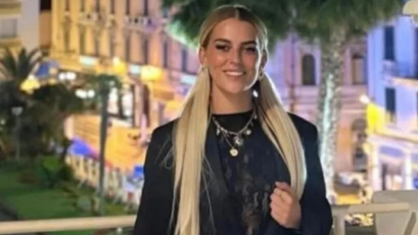 Сяан Панін, 24 роки, офіціантка. Фото широко використовується у французьких ЗМІ, невідоме джерело https://x.com/LAMUSIQUESTAR/status/2007923457892483202/photo/1