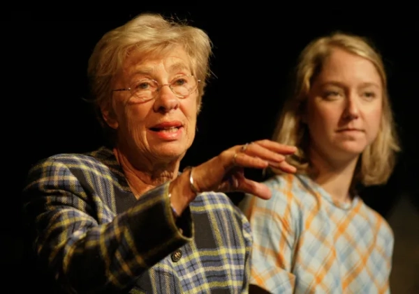 schloss036_mac.jpg Єва Шлосс розповідає учням середньої школи П'ємонт в Окленді про свій досвід, акторка, яка грала Єву у виставі, Ерін Дейлі, також на сцені. Єва Шлосс, зведена сестра Анни Франк, яка знала Анну з дитинства та яка пережила концентраційний табір Освенцим, розповідає молодим людям, які дивляться виставу, засновану на її житті, «І вони прийшли за мною: Спогади про світ Анни Франк». 25.09.03 у Сан-Франциско. МАЙКЛ МАКОР/ The Chronicle (Фото МАЙКЛА МАКОР/The San Francisco Chronicle via Getty Images)