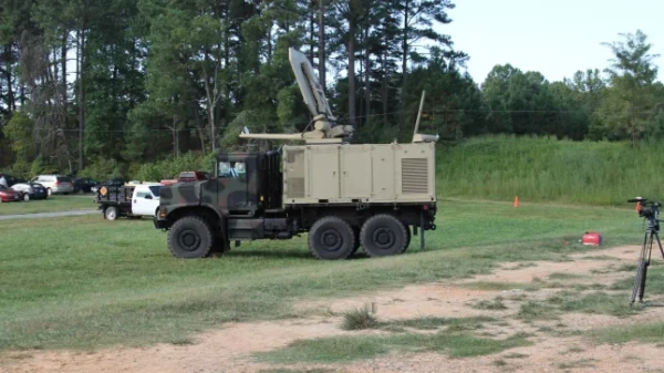 Що таке система активного заперечення? США розробляють науково-фантастичну зброю, яка створює відчуття, ніби цілі «вибухають зсередини»? 3 жовтня 2017 р. FacebookXСкопіювати посиланняEmailПоділитися MCB Quantico - Понад 40 представників Конгресу, Міністерства оборони, Міністерства внутрішньої безпеки, Національної гвардії та інших зацікавлених сторін Програми нелетальної зброї відвідали демонстрацію нелетальної зброї Спільного управління нелетальної зброї на базі морської піхоти Quantico в середу, 20 вересня 2017 р. Система активного заперечення, боєприпаси з тупим ударом, сліпучі лазери, акустичний сигнальний пристрій LRAD 100X, статичні дисплеї та голосовий перекладач SQU.ID 410 були представлені для ілюстрації того, як нелетальна зброя зменшує загрози на підтримку місій Міністерства оборони/міжвідомчих місій, коли смертоносна сила не є кращим варіантом дій. Фото: jifco.defense.gov