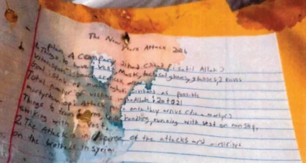 15429519 ФБР запобігло терористичному нападу ІДІЛ у Північній Кароліні #ФБР запобігло потенційному теракті в новорічну ніч у Північній Кароліні. Підозрюваного безпосередньо надихнула до дій ІДІЛ. У федеральній кримінальній скарзі стверджується, що 18-річний Крістіан Стердівант планував насильницький напад на продуктовий магазин у Мінт-Гілл. Спеціальний адміністратор Барнакл високо оцінив швидкі дії Об'єднаної оперативної групи ФБР з боротьби з тероризмом, @NYPDnews, @USAO_WDNC, @TheJusticeDept та поліцейського департаменту Мінт-Гілл щодо захисту нашої громади та оборони Батьківщини.