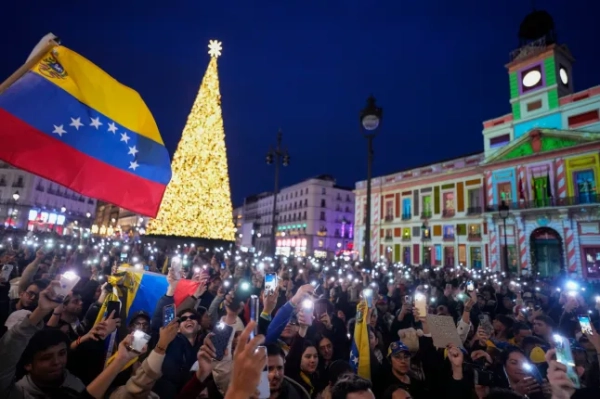 epa12623952 Люди беруть участь у мітингу після того, як президент США Дональд Трамп оголосив про захоплення венесуельського лідера Ніколаса Мадуро, Мадрид, Іспанія, 3 січня 2026 року. Мітинг відбувся на тлі ракетного обстрілу столиці Венесуели та інших районів країни рано вранці. EPA/Borja S?nchez-Trillo