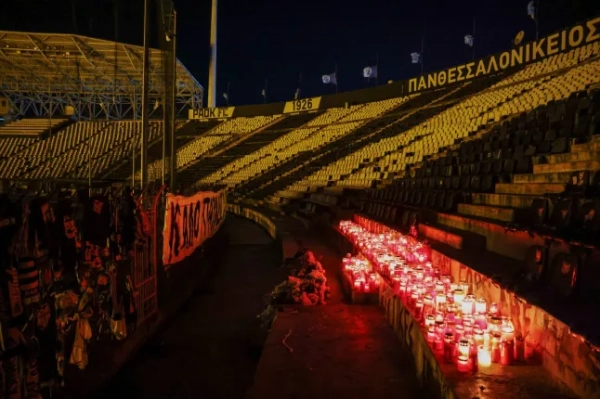 Свічки, запалені вболівальниками грецького футбольного клубу ПАОК на згадку про своїх колег-уболівальників, які загинули в дорожньо-транспортній пригоді в Румунії, розміщені на трибунах для вболівальників стадіону «Тумба» в Салоніках, Греція, 27 січня 2026 року. REUTERS/Alexandros Avramidis TPX IMAGES OF THE DAY