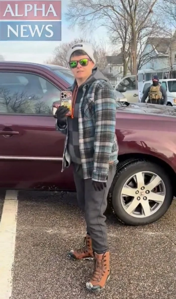 Дружина Рене Гуда, Ребекка, тримає камеру перед зйомкою