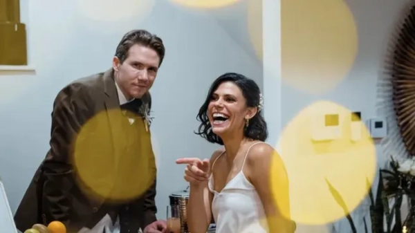 Органи влади, які розслідують ймовірну смерть стоматолога та його дружини в Огайо внаслідок вогнепальної зброї, опублікували в понеділок відеозапис з камер спостереження особи, яка фігурує у цій справі. Поліція Колумбуса повідомила, що відео було записано між 2:00 та 5:00 ранку 30 грудня у провулку поруч із будинком 37-річного доктора Спенсера Тепе та 39-річної Монік Тепе в Колумбусі. У своїй заяві поліцейське управління повідомило, що слідчі вважають, що подружжя було вбито на верхньому поверсі свого будинку протягом цього тригодинного періоду. На короткому відео видно людину, яка йде провулком у світлих штанях та темній куртці з капюшоном.