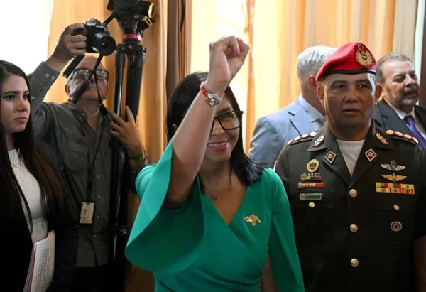 Тимчасова президентка Венесуели Делсі Родрігес жестикулює після засідання Національної асамблеї в Каракасі 5 січня 2026 року. Парламент Венесуели склав присягу Делсі Родрігес як тимчасового президента 5 січня, через два дні після того, як американські війська захопили її попередника Ніколаса Мадуро для суду в Нью-Йорку. Члени нової Національної асамблеї висловили свою повну підтримку Родрігесу, який був віце-президентом Мадуро, і переобрали її брата Хорхе Родрігеса головою парламенту. (Фото Федеріко ПАРРА / AFP via Getty Images)