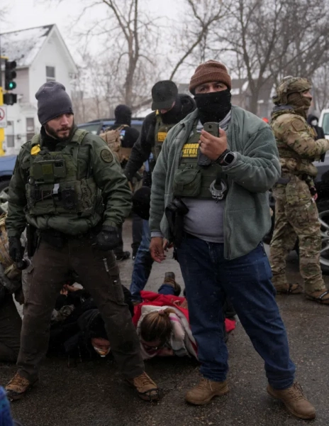Федеральні агенти затримують місцевих жителів під час імміграційного контролю після того, як агент Імміграційної та митної служби США (ICE) смертельно поранив Рене Ніколь Гуд 7 січня під час імміграційного рейду в Міннеаполісі, штат Міннесота, США, 21 січня 2026 року. REUTERS/Leah Millis