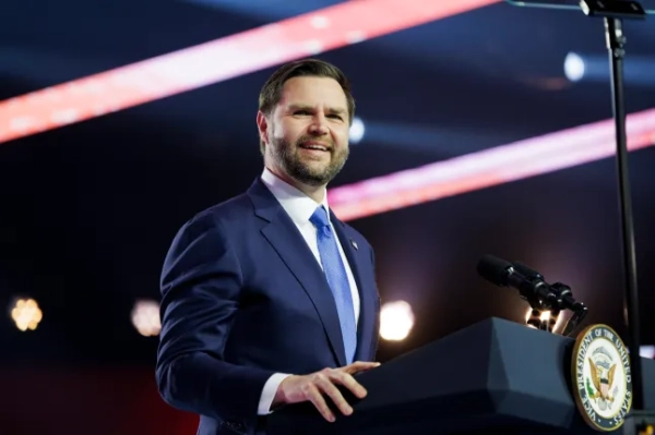 ФІНІКС, АРИЗОНА – 21 ГРУДНЯ: Віце-президент Джей Ді Венс виступає в останній день щорічної конференції Turning Point USA AmericaFest у конференц-центрі Фенікса 21 грудня 2025 року у Феніксі, штат Аризона. Венс розповів про підготовку до наступних виборів та боротьбу з лівими з питань культурної війни. (Фото Кайло Сілс/Getty Images)