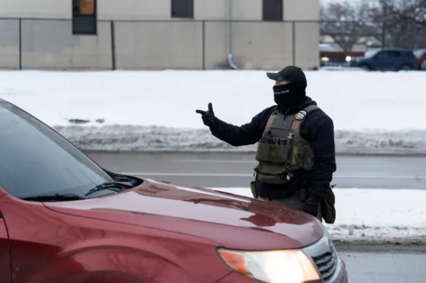Співробітник федеральної імміграційної та митної служби (ICE) вказує на водія транспортного засобу під час зупинки транспортного засобу, перш ніж виїхати, нікого не затримавши, у Міннеаполісі, штат Міннесота, США, 5 січня 2026 року. REUTERS/Tim Evans