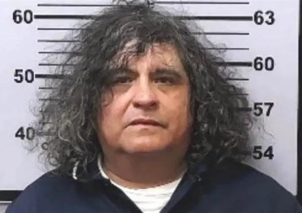 Мати та вітчим зіткнулися звинуваченнями у жорстокому поводженні з дітьми після того, як чиновники заявили, що вони переїхали до Флориди, залишивши свою 14-річну доньку в Алабамі майже рік жити самій. За даними офісу шерифа округу Мобіл, підліток залишився жити сам із сімома собаками в мобільному будинку, покритому сечею, фекаліями, тарганами та сміттям. За словами чиновників, одну з собак знайшли мертвою в шафі. Батьків звинувачують у переїзді за годину їзди до Пенсаколи, штат Флорида, зі свого будинку в окрузі Мобіл у лютому минулого року. Розслідування розпочалося в неділю, коли співробітники магазину Dollar General викликали поліцію, оскільки побачили, як дівчинка спотикається дорогою перед магазином. За словами помічників шерифа, дівчинка відчувала запаморочення та біль у шлунку. Її доставили до лікарні для надання допомоги, де її опитали детективи. Під час допиту дівчинка сказала, що живе сама зі своїми собаками в мобільному будинку приблизно з лютого минулого року – приблизно на свій 14-й день народження, повідомляє офіс шерифа. За словами офіційних осіб, дівчинка розповіла їм, що її мати, Маршель Лінн Пертілла, та вітчим, Юджин Медрано, переїхали до Пенсаколи, і що востаннє вона бачила їх 31 жовтня. Дитина розповіла владі, що спілкування з батьками відбувалося переважно через Snapchat, а мати надсилала їжу через DoorDash або Walmart. У понеділок офіс шерифа та служба контролю за тваринами Prichard Animal виконали ордер на обшук у будинку, де жила дівчинка. Посадовці повідомили, що внутрішня частина причепа була вкрита сечею, фекаліями, тарганами та сміттям. На території було знайдено сім собак, зокрема одну собаку, яку знайшли мертвою в шафі. Решту собак забрали співробітники служби контролю за тваринами Prichard Animal Control. Детективи також знайшли рукописний лист від дівчинки під назвою «Скільки разів мама каже мені, що не може мене забрати!?». Повідомляється, що в листі було 87 позначок. Детективи знайшли батьків та допитали їх. В офісі шерифа повідомили, що коли Пертіллу запитали, чому її доньку залишили саму, вона заявила, що це тому, що дівчинка не хотіла залишати своїх тварин-помічників. Незрозуміло, чи були серед знайдених у будинку собаки-помічники. Матері та вітчиму висунули звинувачення у жорстокому поводженні з дітьми та тваринами. Їх доставили до в'язниці округу Мобіл.