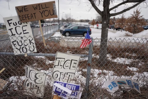 ДЕЛІКАТНИЙ МАТЕРІАЛ. ЦЕ ЗОБРАЖЕННЯ МОЖЕ ОБРАЖИТИ АБО ПОТРАПИТИ. Знаки, що посилаються на ICE, розміщені на паркані біля Федеральної будівлі Віппла, більш ніж через тиждень після того, як агент ICE смертельно застрелив Рене Ніколь Гуд у Міннеаполісі, штат Міннесота, США, 15 січня 2026 року. REUTERS/Seth Herald