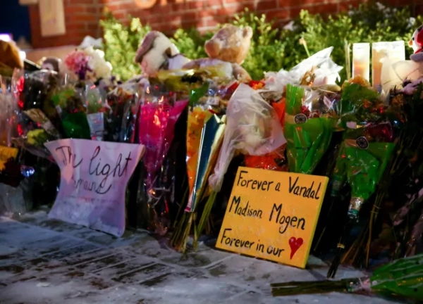 Табличка на честь Медісон Моґен, однієї з чотирьох студенток Університету Айдахо, знайдених мертвими у своєму помешканні 13 листопада, зображена на меморіалі перед табличкою кампусу Університету Айдахо в Москві, штат Айдахо, США, 29 листопада 2022 року. REUTERS/Lindsey Wasson