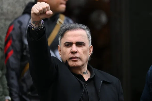 Генеральний прокурор Венесуели Тарек Вільям Сааб піднімає стиснутий кулак, виходячи з будівлі віце-президентства в Каракасі 3 січня 2026 року після того, як американські війська захопили президента Венесуели Ніколаса Мадуро. Президент Дональд Трамп заявив у суботу, що американські війська захопили лідера Венесуели Ніколаса Мадуро після бомбардувань столиці Каракаса та інших міст, що стало драматичною кульмінацією багатомісячного протистояння між Трампом та його заклятим ворогом у Венесуелі. (Фото Федеріко ПАРРА / AFP via Getty Images)