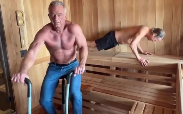 RFK рекламує незбиране молоко, перебуваючи у джинсах у крижаній ванні