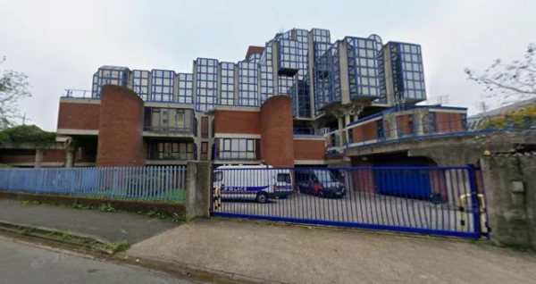 Однояйцевих близнюків судять за вбивство, але поліція не знає, хто&hellip;