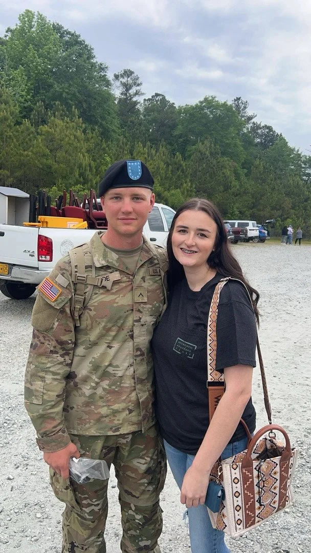 Меттью Вейд разом з сестрою