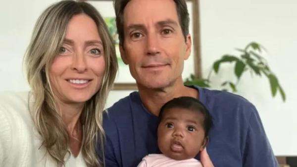 Стівен Міллс та Тіффані Скор подали позов проти Центру фертильності Орландо та доктора Мілтона Макніколу 15511491. Шоковані батьки з Флориди подали до суду на клініку запліднення після пологів чужої дитини.