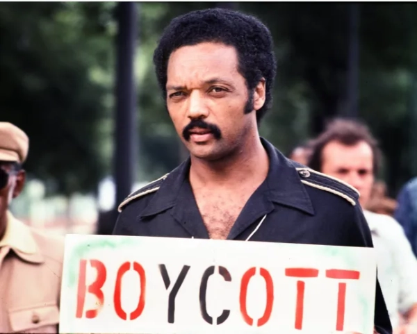 Преподобний Джессі Джексон, лідер PUSH, очолює протест проти концерту ChicagoFest у серпні 1982 року в Чикаго, штат Іллінойс. (Фото Стіва Кагана/Getty Images)