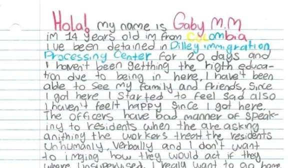 Габі М.М., 14-річна дівчина з Колумбії, яка жила в Х'юстоні, штат Техас, була затримана на 20 днів. «Я відчуваю такий смуток і депресію через те, що не можу виїхати, мені дуже сумно чути, що людям відхиляють заяви та відправляють назад до їхніх країн». Читати повну стенограму. «Привіт! Мене звати Габі М.М., мені 14 років, я з Колумбії. Я перебувала в імміграційному центрі Діллі 20 днів, і через це я не отримала належної освіти. Я не змогла побачити свою родину та друзів, відколи я приїхала сюди, мені стало сумно, також я не відчувала себе щасливою з того часу, як приїхала сюди. Офіцери погано розмовляють з мешканцями, коли вони щось запитують, працівники поводяться з мешканцями нелюдськи, словесно, і я не хочу уявляти, як би вони поводилися, якби були без нагляду. Я дуже хочу додому. Байдуже, чи мені доведеться їхати до Кеті, чи до Колумбії, бо в обох місцях у мене є дім і школа. Мені дуже нудно, і я не знаю, що робити. Тут я знайшов друзів, і вони розповіли мені, як вони тут вже 7 місяців, і я дуже здивований, бо не можу уявити, як погано, сумно і напружено тут бути. Хочу розповісти вам, хлопці, що я почуваюся, і невже я дуже хочу поїхати? Їжа погана. Я втомився майже від того самого. Я відчуваю такий смуток і депресію через те, що не можу поїхати. Дуже сумно чути, що людям відмовляють у виїзді та відправляють назад до їхніх країн.